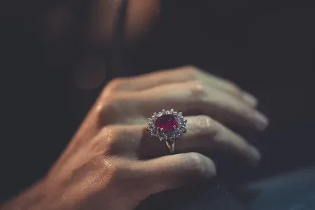 آیا جواهرات به عنوان یک سرمایهگذاری ارزشمند و مالی مناسب هستند؟