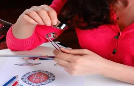 ایجاد یک قطعه سفارشی توسط جواهرساز
