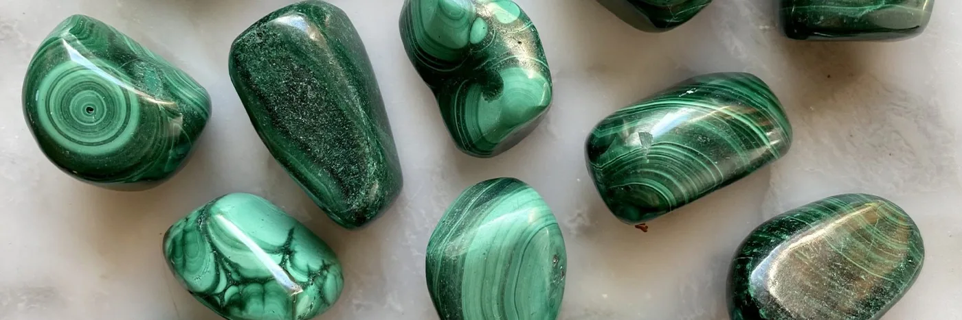 مالاکیت (Malachite) یا مرمر سبز چیست؟ معنی، خواص درمانی و کاربردها