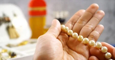 اگر مرواریدها در یک گردنبند یا دستبند قرار دارند، مراقب زنجیر باشید.