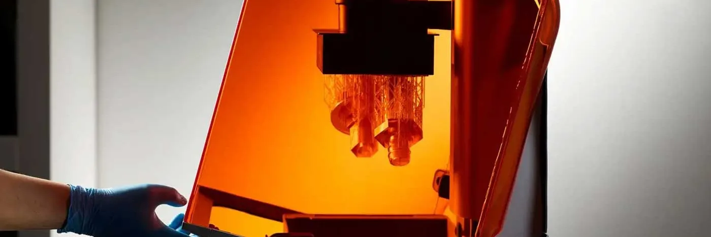پرینترهای SLA (Stereolithography): مروری بر تکنولوژی، کاربردها و مزایا